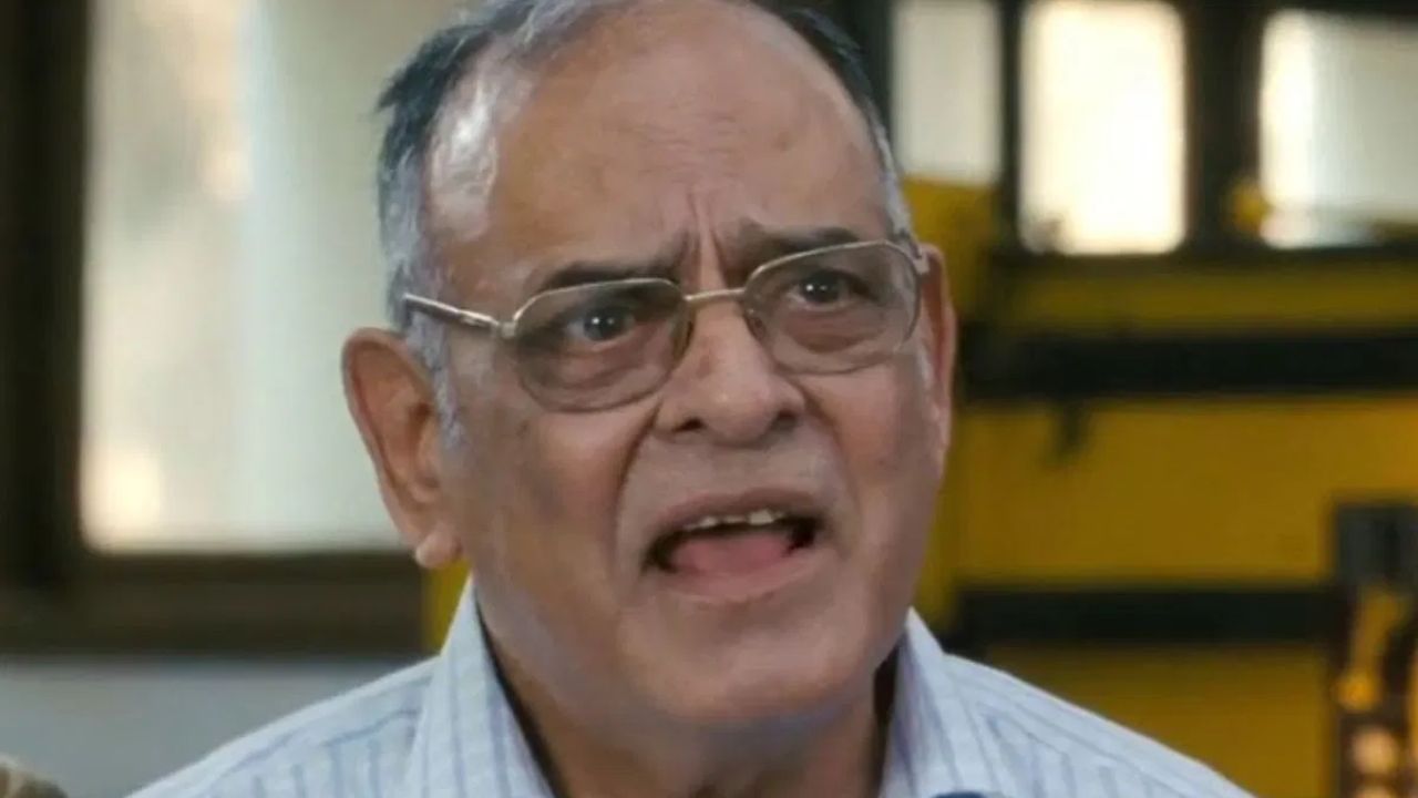 অভিনেতা অচ্যুত পতেদর। বলিউডের নানা ছবিতে পার্শ্ব চরিত্রে অভিনয় করে জনপ্রিয় হয়েছিলেন এই অভিনেতা। তবে সিনেমায় কেরিয়ার শুরুর আগে ভারতীয় সেনাবাহিনীতে চাকরি করতেন।