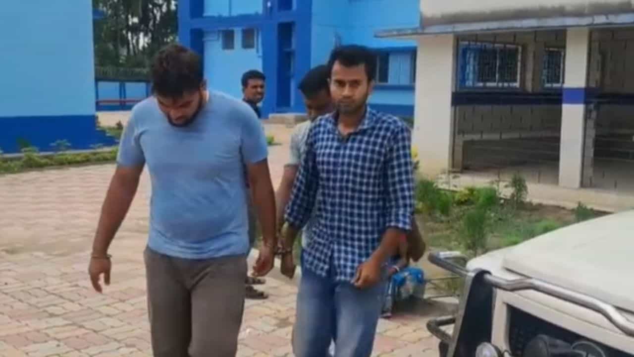 Kalna: ওয়ারিশন সার্টিফিকেটেও 'জাল', গ্রেফতার ২ যুবক Kalna: ওয়ারিশন সার্টিফিকেটেও 'জাল', গ্রেফতার ২ যুবক