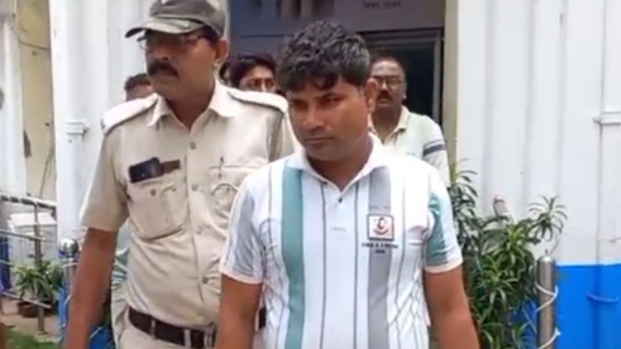 Burdwan: ব্যাঙ্কের ঢুকে চেক চুরি করতেন এই ব্যক্তি, এই চেক দিয়ে কী করতেন, সামনে এল তথ্য Burdwan: ব্যাঙ্কের ঢুকে চেক চুরি করতেন এই ব্যক্তি, এই চেক দিয়ে কী করতেন, সামনে এল তথ্য