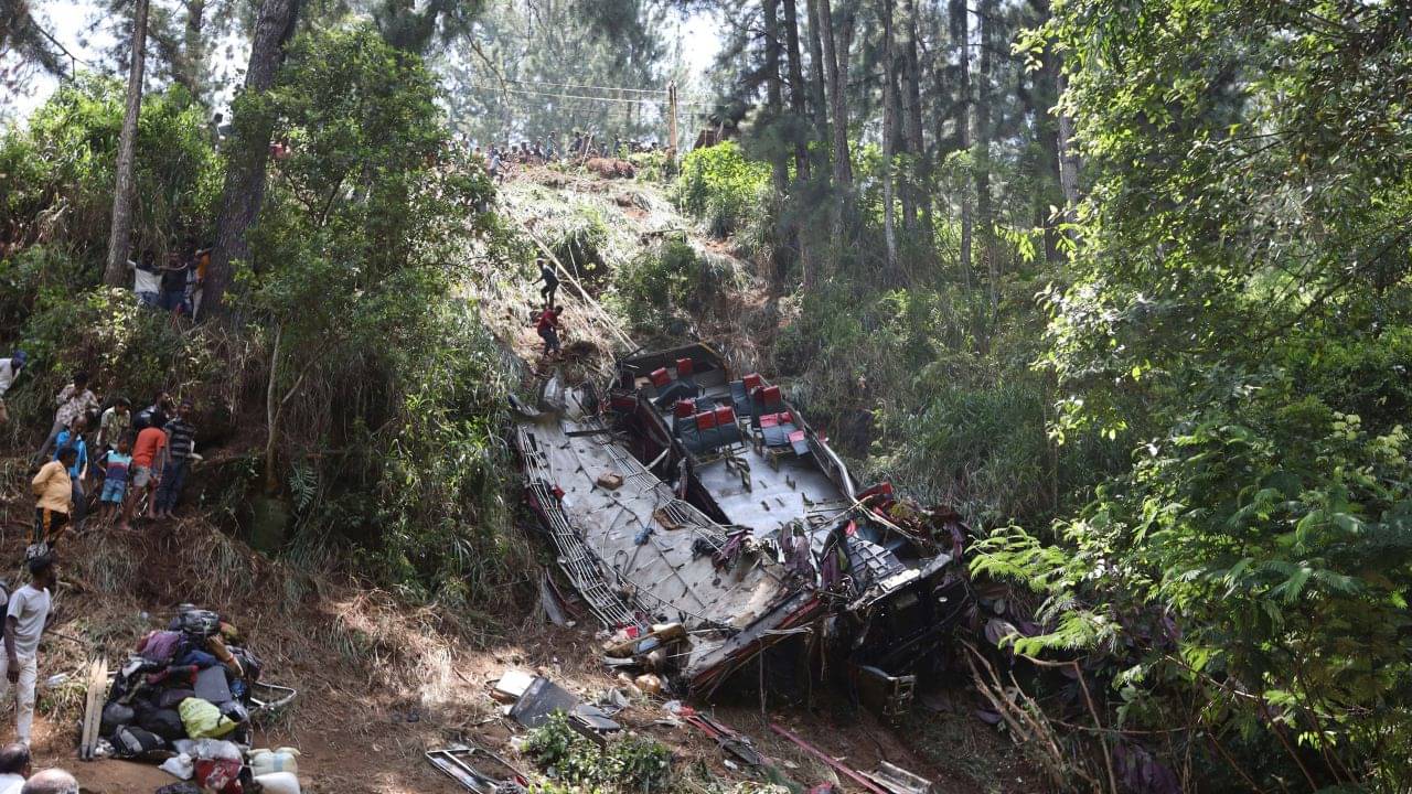 Bus Accident: পাহাড় থেকে খাদে পড়ল পুণ্যার্থীবোঝাই বাস, মৃত কমপক্ষে ২১