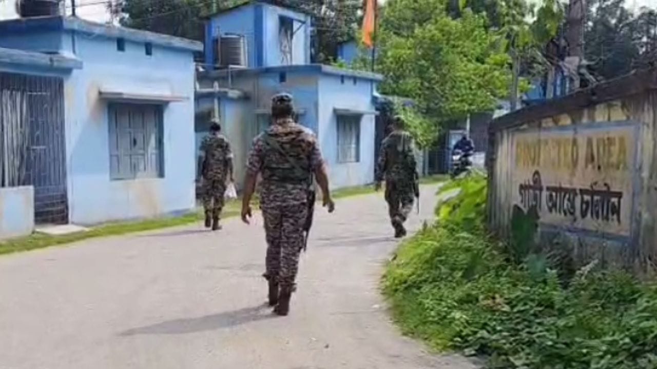CBI in Jalpaiguri: বৃহস্পতির সকালে হঠাৎ পুলিশ কর্মীর বাড়িতে হাজির CBI, কেন? CBI in Jalpaiguri: বৃহস্পতির সকালে হঠাৎ পুলিশ কর্মীর বাড়িতে হাজির CBI, কেন?