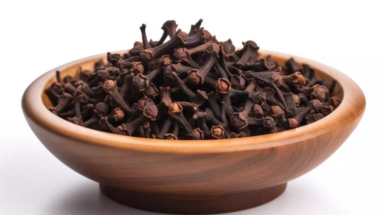 সুযোগ পেলেই টুক করে লবঙ্গ খেয়ে নিচ্ছেন! জানেন শরীরে কী ঘটছে?