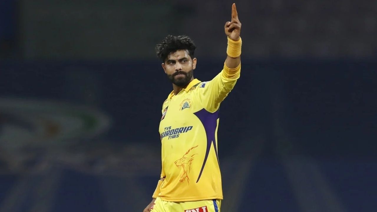 কোন কীর্তি গড়ে রবীন্দ্র ছাপিয়ে গিয়েছেন ডোয়েন ব্র্যাভোকে? এতদিন আইপিএলের ইতিহাসে চেন্নাই সুপার কিংসের হয়ে সর্বাধিক উইকেটশিকারী ছিলেন ব্র্যাভো। সেখানেই ক্যারিবিয়ান তারকাকে ছাপিয়ে গেলেন জাডেজা।