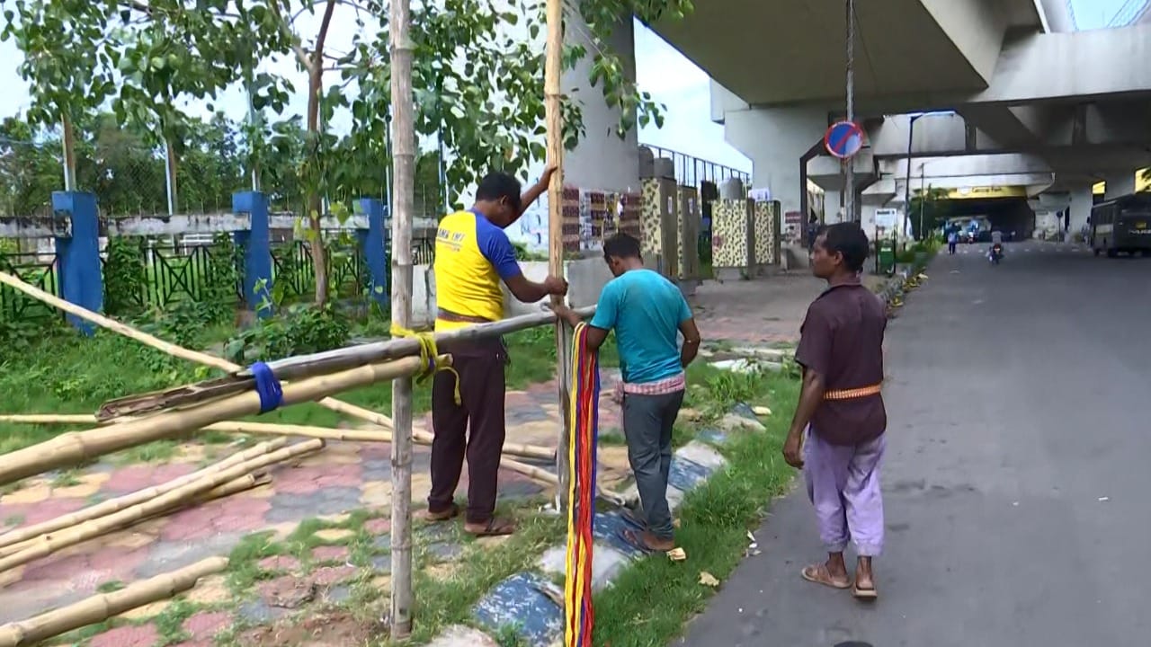 Sacked Teachers: বিকাশভবন থেকে সরতে হবে চাকরিহারাদের, হাইকোর্টের নির্দেশ আসতেই সেন্ট্রাল পার্কে মঞ্চ বাঁধছে প্রশাসন Sacked Teachers: বিকাশভবন থেকে সরতে হবে চাকরিহারাদের, হাইকোর্টের নির্দেশ আসতেই সেন্ট্রাল পার্কে মঞ্চ বাঁধছে প্রশাসন