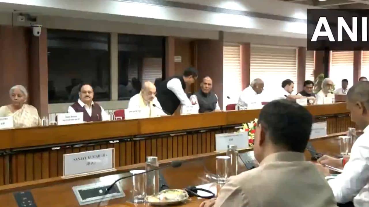 Operation Sindoor: শাহ-রাজনাথের পাশে রাহুল-সুদীপ, সংসদে কী নিয়ে হল আলোচনা?