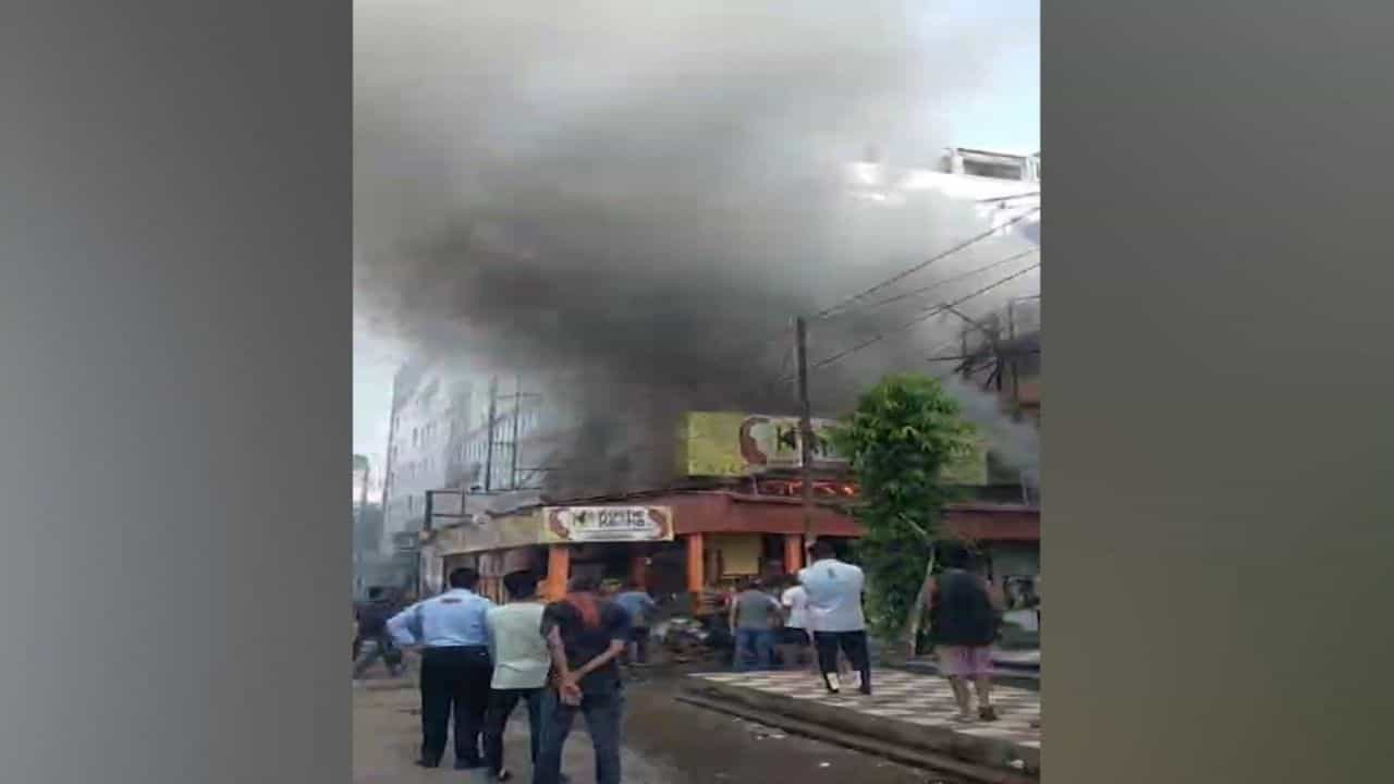 Chinar Park Fire: অক্ষয় তৃতীয়ায় ভালই ভিড় ছিল, সকাল হতেই দাউদাউ করে জ্বলছে চিনার পার্কের নামকরা রেস্তোরাঁ, ধোঁয়ায় ঢাকল গোটা এলাকা Chinar Park Fire: অক্ষয় তৃতীয়ায় ভালই ভিড় ছিল, সকাল হতেই দাউদাউ করে জ্বলছে চিনার পার্কের নামকরা রেস্তোরাঁ, ধোঁয়ায় ঢাকল গোটা এলাকা