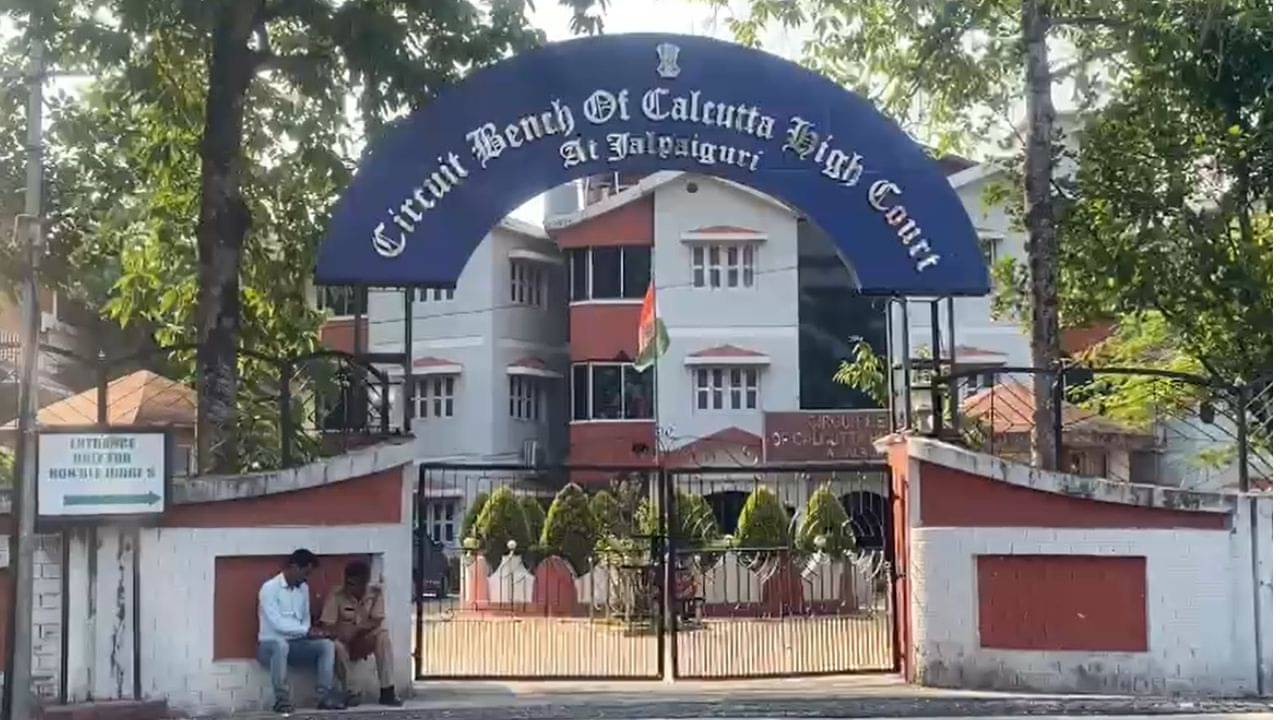 Jalpaiguri Circuit Bench: চাকরি পাইয়ে দেওয়ার নামে টাকা নিয়ে ধর্ষণের অভিযোগ, নির্যাতিতাকে পুলিশি নিরাপত্তা দিতে নির্দেশ বিচারপতি সিনহার