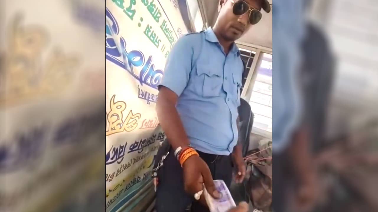 Civic Volunteer: হাত পেতে ঘুষ নিচ্ছে ‘গুণধর’ সিভিক, ভিডিয়ো ভাইরাল হতেই কী অবস্থা হল দেখুন