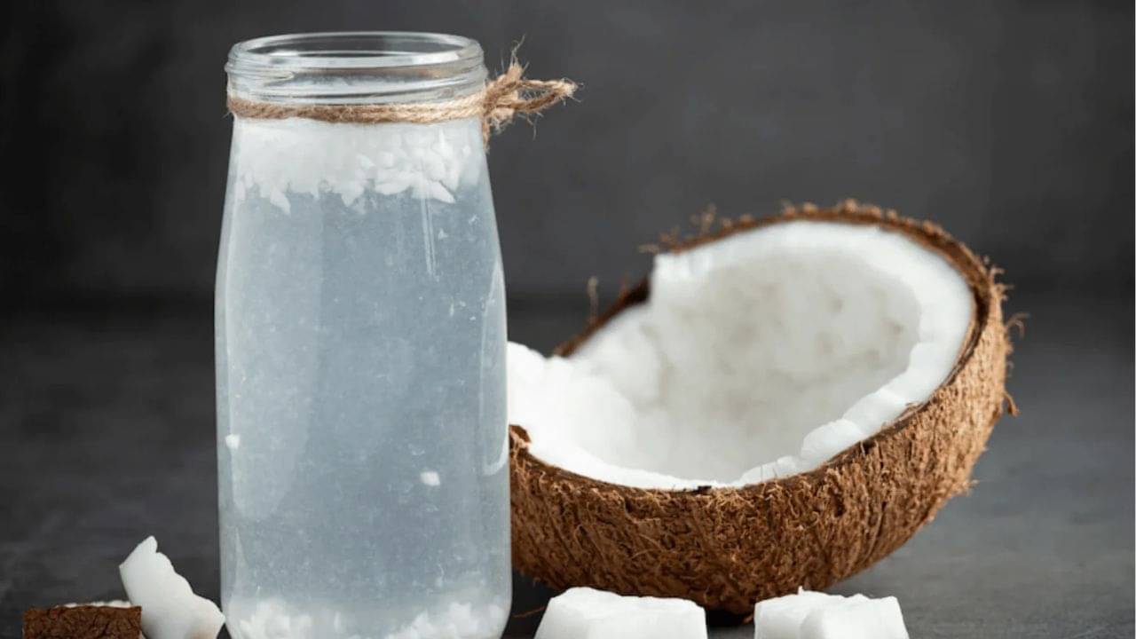 কয়েক ফোঁটা নারকেলের জলেই ত্বকে ফিরবে জেল্লা, শুধু এই কায়দা মেনে চলুন