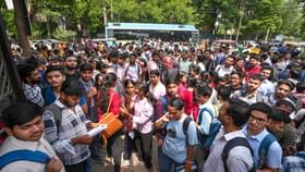 HS-এ পাশ করার পরও কলেজে ভর্তি হতে পারছেন না পড়ুয়ারা, কেন? HS-এ পাশ করার পরও কলেজে ভর্তি হতে পারছেন না পড়ুয়ারা, কেন?