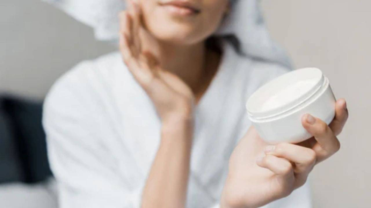 ভুলেও দিনের বেলা মাখবেন না এসব, নাহলেই ত্বকের বাজবে বারোটা