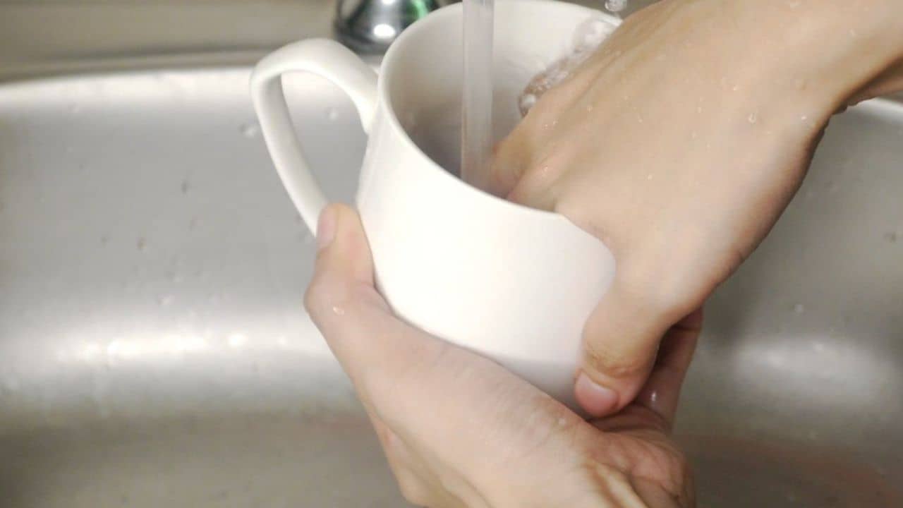 কাপ থেকে চা-কফির দাগ উঠছে না? এই টোটকা গুলো মানলেই সব ভ্যানিশ