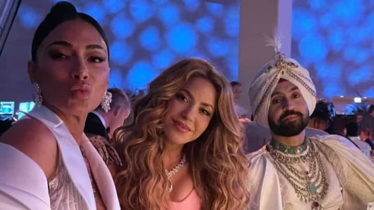 গাড়ির পিছনের সিটে দিলজিৎ-শাকিরা! পঞ্জাবি গায়ককে দেখে ভারত নিয়ে কী বললেন পপ তারকা? গাড়ির পিছনের সিটে দিলজিৎ-শাকিরা! পঞ্জাবি গায়ককে দেখে ভারত নিয়ে কী বললেন পপ তারকা?