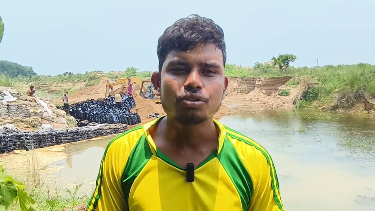 Darkeshwar River: দ্বারকেশ্বর গিলছে বিঘের পর বিঘে জমি! বৃষ্টি শুরু হতেই বালির বস্তা নিয়ে হাজির প্রশাসন, ‘এভাবে আর ক’দিন?’ প্রশ্ন গ্রামবাসীদের