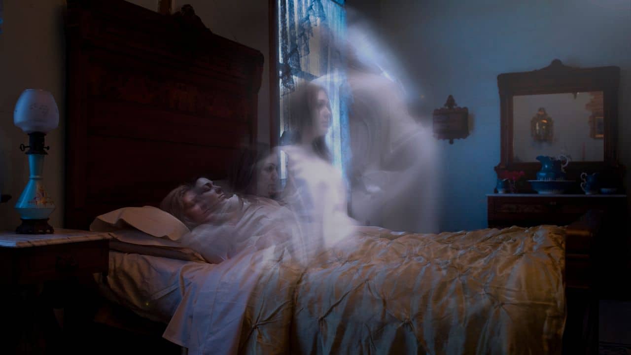 What Happens After Death: কারা যেন দাঁড়িয়েছিল..., ৮ মিনিটের মৃত্যু! প্রাণ ফিরে পেতেই মহিলা প্রকাশ্য়ে আনলেন ভয়াবহ অভিজ্ঞতা