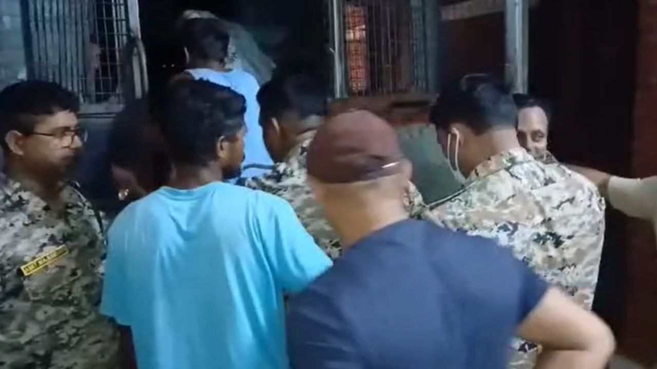 Alipurduar: পেঁয়াজ-রসুন কষাচ্ছিলেন, মাংস তখন কড়াইতে পরেনি! স্রেফ এই কারণেই জেলে যেতে হল তিন জনকে, কেন জানেন? Alipurduar: পেঁয়াজ-রসুন কষাচ্ছিলেন, মাংস তখন কড়াইতে পরেনি! স্রেফ এই কারণেই জেলে যেতে হল তিন জনকে, কেন জানেন?