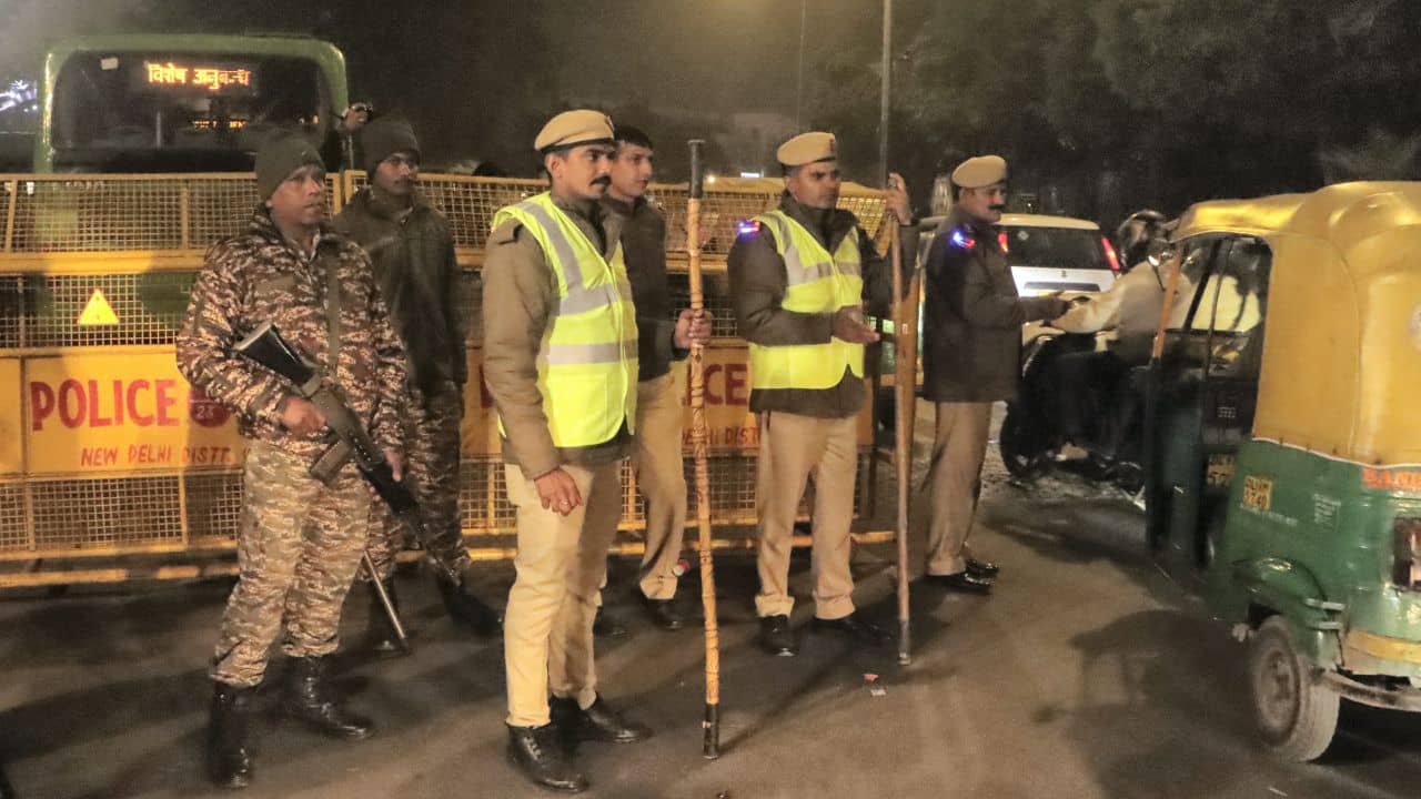 Operation Sindoor: রাতেই ইন্ডিয়া গেট ঘিরে ফেলল সেনা, দিল্লিতেও বাতিল সরকারি কর্মীদের ছুটি