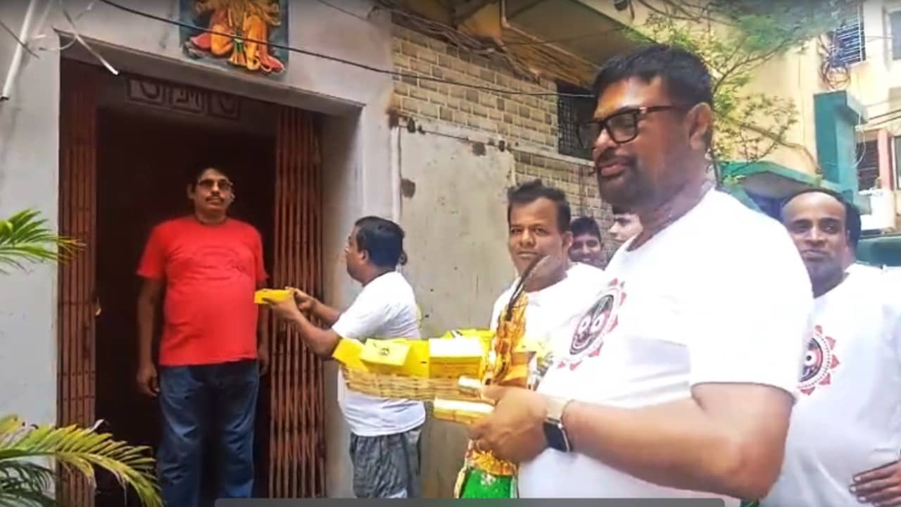 Digha: দিঘা থেকে এসে গেল ২ লক্ষ প্য়াকেট প্রসাদ, নিজের হাতে বাড়ি বাড়ি পৌঁছে দিলেন কাউন্সিলর