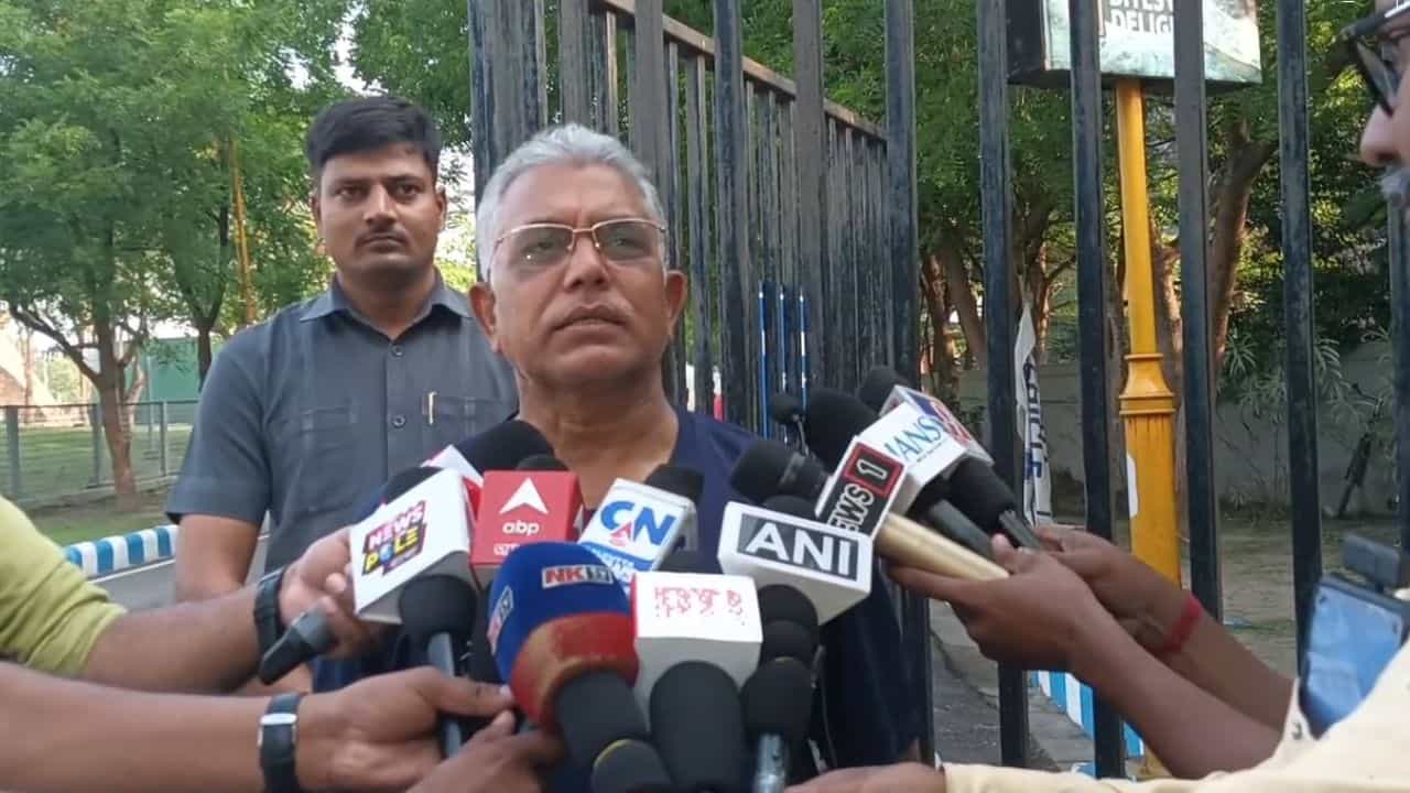 Dilip Ghosh: বিজেপি ডাকে না! 'নিজের প্রোগ্রাম নিজেই করি', সাতসকালে চাঁচাছোলা জবাব দিলীপের Dilip Ghosh: বিজেপি ডাকে না! 'নিজের প্রোগ্রাম নিজেই করি', সাতসকালে চাঁচাছোলা জবাব দিলীপের