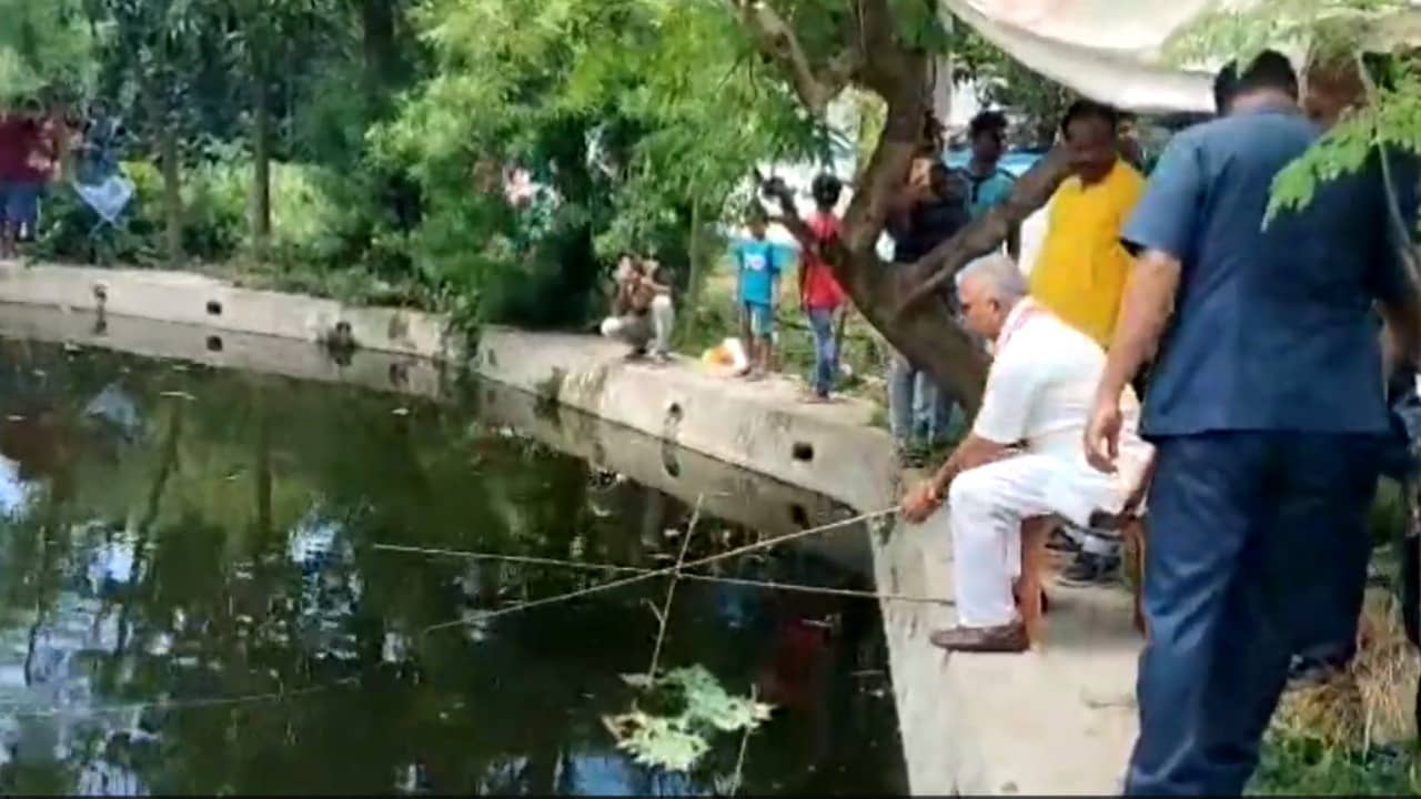 Dilip Ghosh: টলিউড অভিনেতার বাড়িতে কালীপুজোয় দিলীপ, খোশমেজাজে মাছ ধরতে ধরতে বললেন…