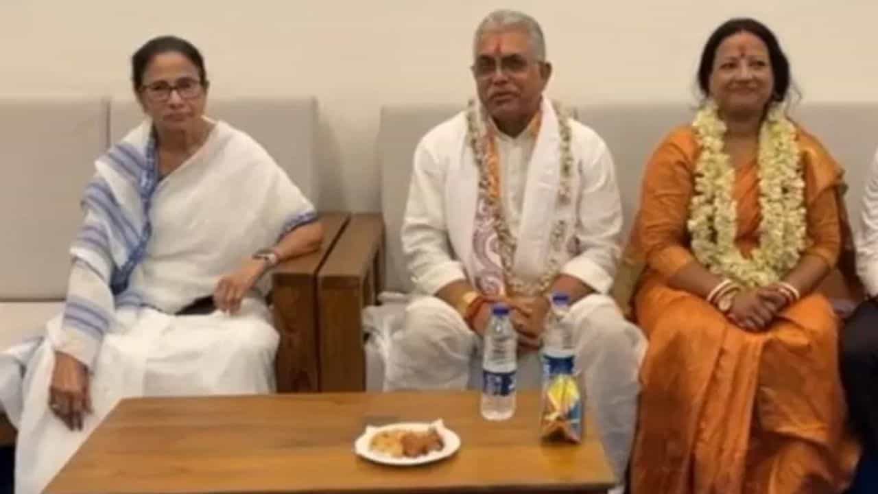 Dilip Ghosh: 'কালীঘাটের উচ্ছিষ্ট খেয়ে আজ সতী হয়ে গিয়েছে', 'মমতার আঁচলের তলায় থাকা' নিয়ে দিলীপের বড় কথা Dilip Ghosh: 'কালীঘাটের উচ্ছিষ্ট খেয়ে আজ সতী হয়ে গিয়েছে', 'মমতার আঁচলের তলায় থাকা' নিয়ে দিলীপের বড় কথা