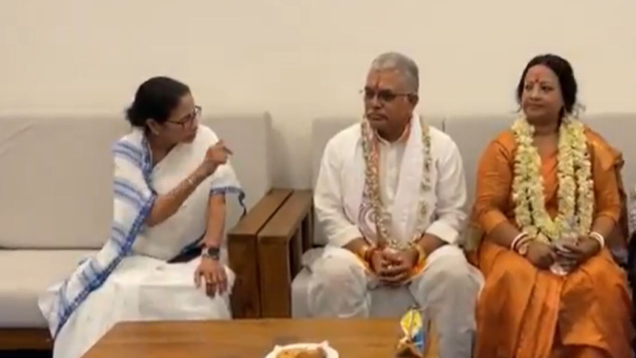 'মমতার মায়ের পায়ে হাত দিয়ে প্রণাম করেছিলেন বাজপেয়ী', মুখ্যমন্ত্রী সাক্ষাতে পাকিস্তান প্রসঙ্গ টানলেন দিলীপ