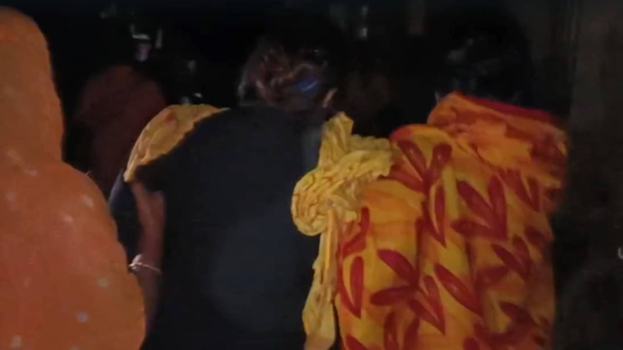 Murshidabad: বিয়েতে নারাজ প্রেমিক! দিনভর ধরনা দিয়ে শেষে গলাই কেটে ফেললেন ডোমকলের তরুণী