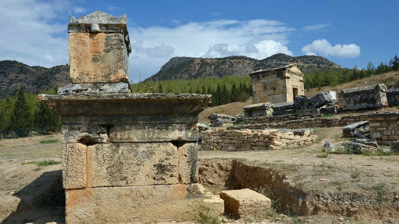 Bizarre: নরকের দ্বার, এই মন্দির থেকে আজ অবধি জীবিত ফিরে আসেননি কেউই! জানেন কোথায় আছে?