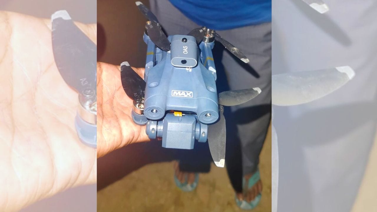 Drone Recover Murshidabad: এবার মুর্শিদাবাদে মিলল ড্রোন Drone Recover Murshidabad: এবার মুর্শিদাবাদে মিলল ড্রোন