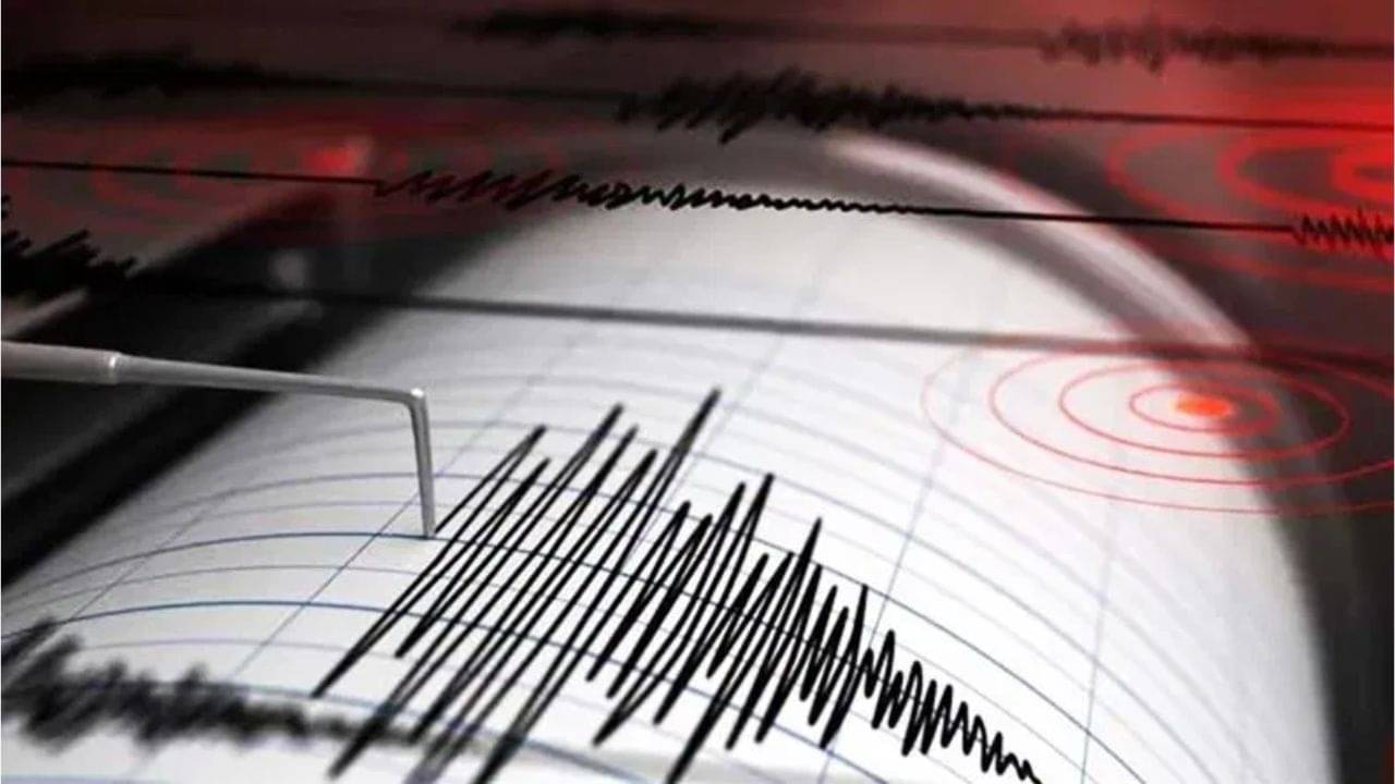 Earthquake:  সাতসকালে ৪.৪ মাত্রার জোরাল ভূমিকম্প, আতঙ্কে ঘর থেকে বেরিয়ে এলেন লোকজন