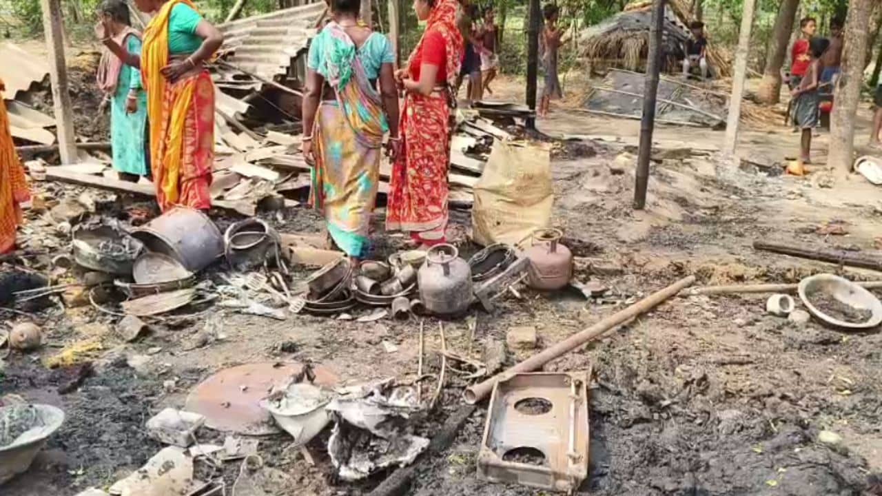 Malda: গঙ্গা কেড়েছিল বাড়ি, এখন ঝুপড়িও জ্বলে গেল আগুনে