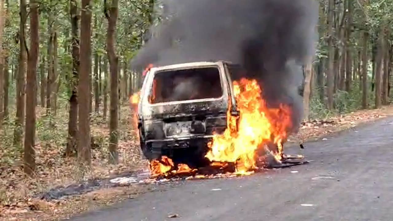 Fire in Car: কোথাও কেউ নেই আচমকা জঙ্গলের মাঝে দাউদাউ জ্বলে উঠল চলন্ত চারচাকা, চালকের কী অবস্থা হল দেখুন