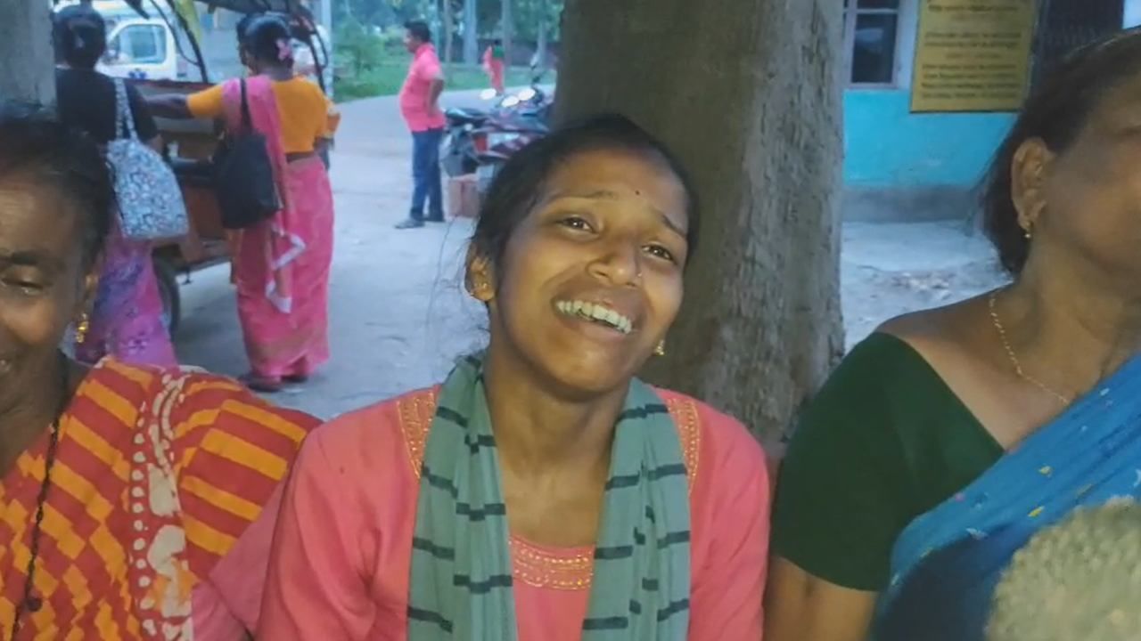 Gaighata: রাস্তাতেই পড়ে গৃহবধূর রক্তাক্ত দেহ, আম পাড়তে গিয়ে মর্মান্তিক কাণ্ড গাইঘাটায় Gaighata: রাস্তাতেই পড়ে গৃহবধূর রক্তাক্ত দেহ, আম পাড়তে গিয়ে মর্মান্তিক কাণ্ড গাইঘাটায়