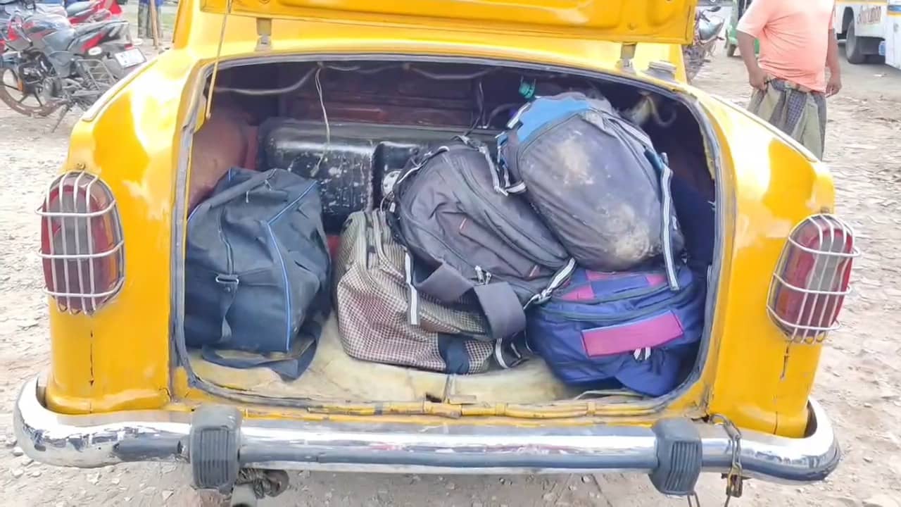 Yellow Taxi: হলুদ ট্যাক্সিতে ওগুলো কী? ডিকি খুলতেই ধরা পড়ে গেল চার যুবক