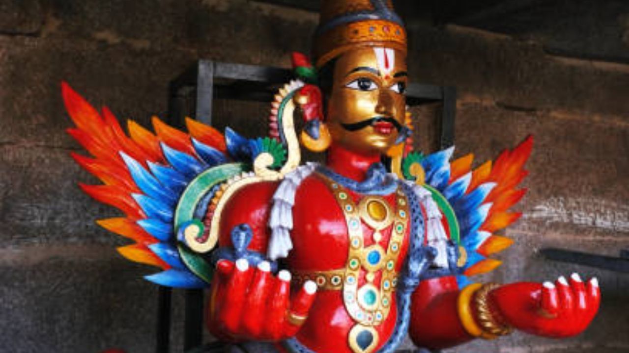 কোনও মহিলার স্বামীর থেকে দূরে থাকা উচিত নয়। স্ত্রী হলেন স্বামীর অর্ধাঙ্গিনী। অর্থাৎ স্বামীর শরীরের অর্ধেক হিসেবে বলা হয় স্ত্রীকে। গরুড় পুরাণ অনুসারে, কোনও স্ত্রীর তাঁর স্বামীর থেকে দূরে থাকা উচিত নয়। সুখী দাম্পত্য জীবন কাটাতে চাইলে স্বামী-স্ত্রীর একসঙ্গে বসবাস করা ভীষণ গুরুত্বপূর্ণ। (Pic Credit- Freepik)