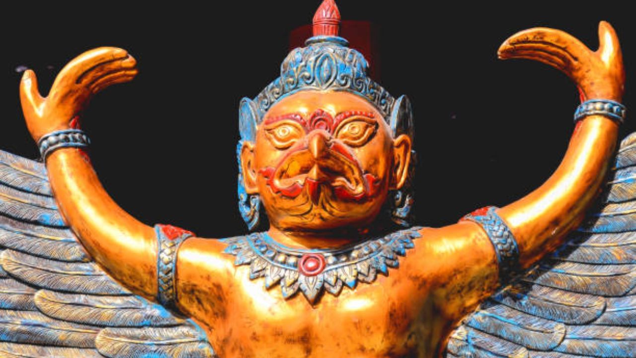 হিন্দু ধর্মে ১৮টি মহাপুরাণের কথা উল্লেখ করা হয়। তার মধ্যে অন্যতম গরুড় পুরাণ। এতে উল্লিখিত জ্ঞান, নীতি মেনে চললে অনেকের জীবন সুখের হয়। তাঁদের ধারেকাছে দুঃখ ঘেঁষতে পারে না। (Pic Credit- Freepik)
