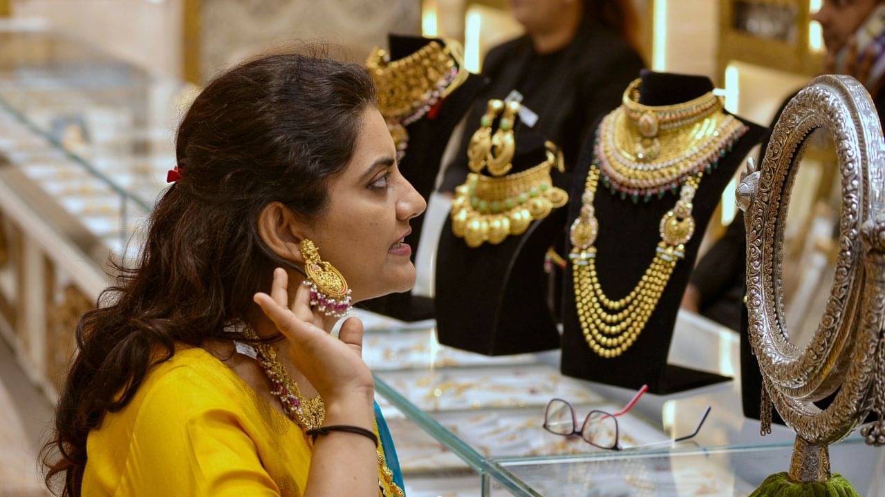 Gold Price Today: বাঙালির সোনা-প্রেমে খাদ মেশাচ্ছিল চড়া দাম! অবশেষে আজ মিলল স্বস্তি...