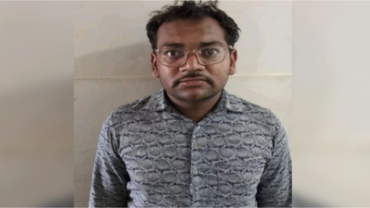 Gujarat: BSF ও নৌসেনার স্পর্শকাতর তথ্য পাকিস্তানের এজেন্টকে পাচার, গুজরাটে ধৃত ব্যক্তি Gujarat: BSF ও নৌসেনার স্পর্শকাতর তথ্য পাকিস্তানের এজেন্টকে পাচার, গুজরাটে ধৃত ব্যক্তি