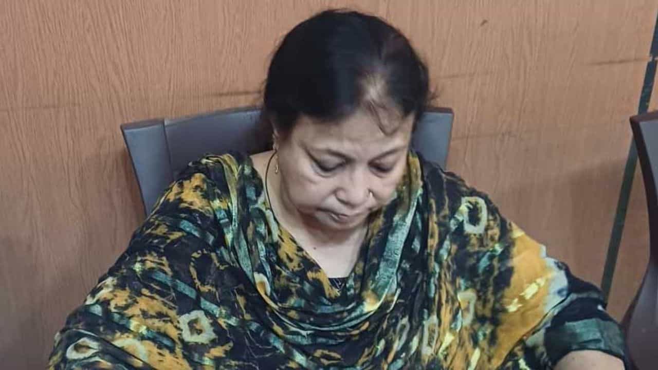 Hooghly: হুগলি থেকে গ্রেফতার পাকিস্তানি মহিলা, তাঁকে নিয়ে শুরু রাজনৈতিক তরজা Hooghly: হুগলি থেকে গ্রেফতার পাকিস্তানি মহিলা, তাঁকে নিয়ে শুরু রাজনৈতিক তরজা