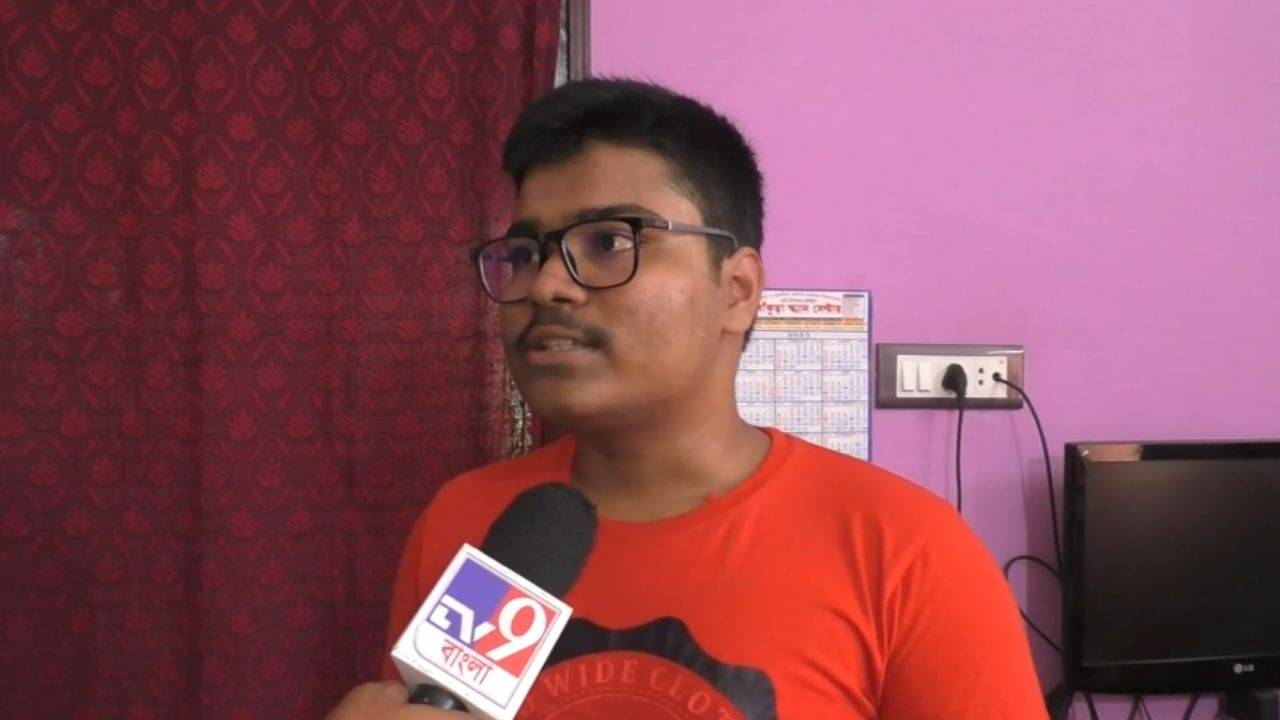 WBCHSE Class 12 Board Result 2025: মাধ্যমিকে একটুর জন্য ফস্কে গিয়েছিল, HS-এ সবটা উসুল করল অয়ন