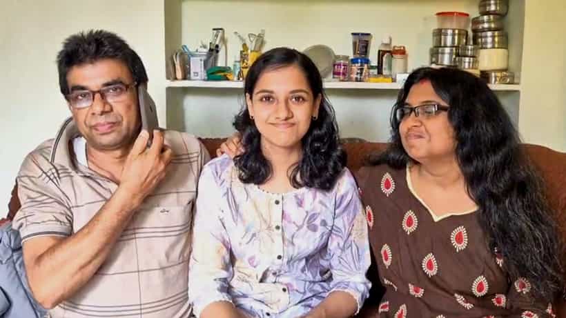 West Bengal HS Result 2025: উচ্চমাধ্যমিকে গোটা রাজ্যে মেয়েদের মধ্যে প্রথম, বড় হয়ে কী হতে চায় সৃজিতা?