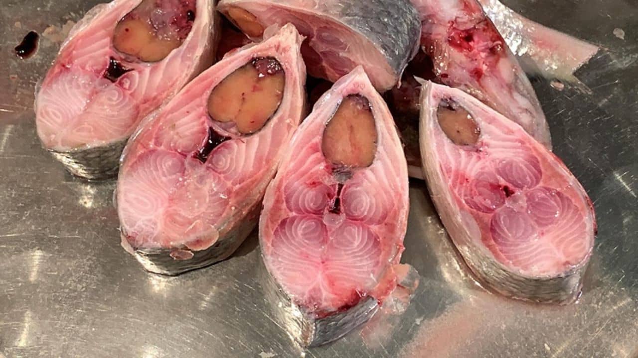 ইলিশের এই পদটা জাস্ট খেয়ে দেখুন, অন্য সব রান্না ভুলে যাবেন