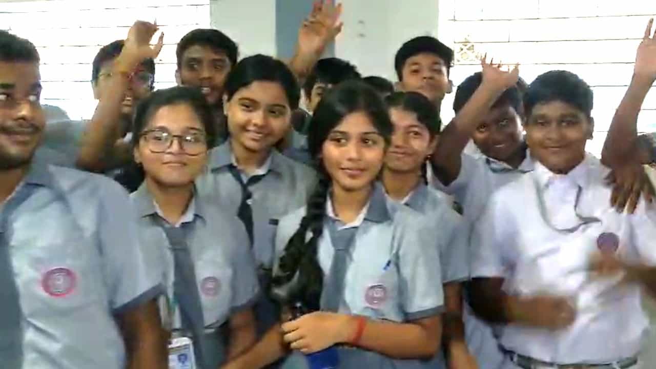 Hooghly in HS Result: এক থেকে দশে ১৪! ডানকুনি থেকে তারকেশ্বর-আরামবাগ, মেধাতালিকায় জয়জয়কার হুগলির, কোন কোন স্কুল করল বাজিমাত Hooghly in HS Result: এক থেকে দশে ১৪! ডানকুনি থেকে তারকেশ্বর-আরামবাগ, মেধাতালিকায় জয়জয়কার হুগলির, কোন কোন স্কুল করল বাজিমাত
