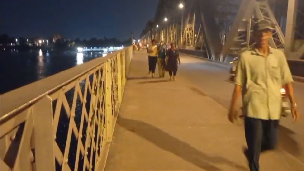 Bally Bridge: সেলফি তুলতে গিয়ে বালি ব্রিজ থেকে হঠাৎ ঝাঁপ দিলেন প্রৌঢ় Bally Bridge: সেলফি তুলতে গিয়ে বালি ব্রিজ থেকে হঠাৎ ঝাঁপ দিলেন প্রৌঢ়