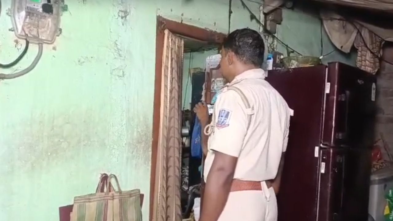 Howrah: দুপুর থেকে ঘর বন্ধ, ভেতরে দিদি-মায়ের সঙ্গে যুবক, কয়েক ঘণ্টা পর দরজা ভাঙতেই সামনে এল সবটা Howrah: দুপুর থেকে ঘর বন্ধ, ভেতরে দিদি-মায়ের সঙ্গে যুবক, কয়েক ঘণ্টা পর দরজা ভাঙতেই সামনে এল সবটা