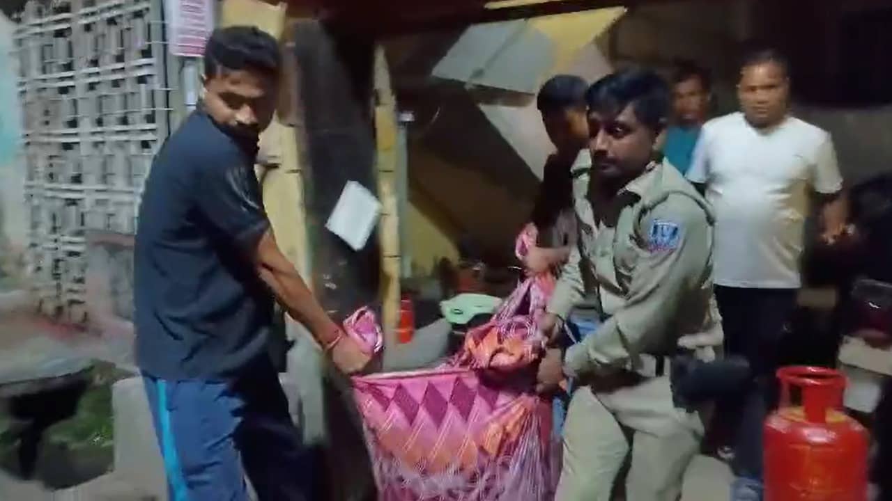 Murder: সামনে পড়ে মায়ের দেহ, একরত্তি মেয়ে বলল ‘বাবা হাত ধরেছে, দাদা গলা টিপেছে’