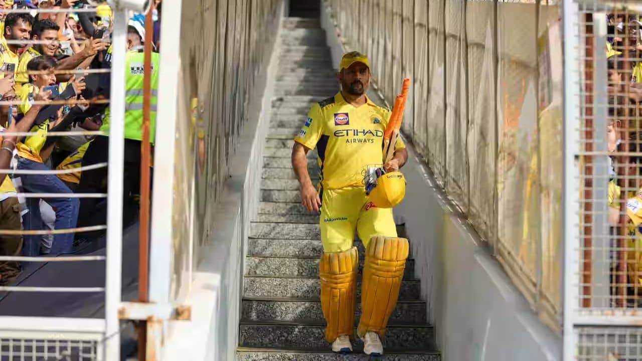 MS Dhoni: যাচ্ছি, ফিরছি, কোনওটাই বলছি না, মরসুম শেষে যা বললেন ধোনি