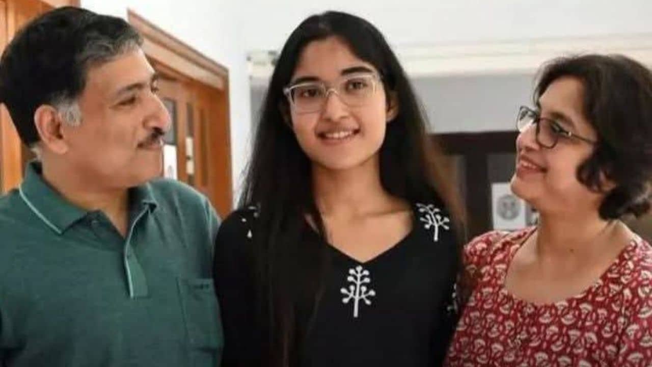 ICSE and ISC Results: নেমেছিলেন রাতদখলের লড়াইয়ে, পদবি ছেড়ে নতুন সমাজ গড়ার স্বপ্ন দেখছেন ISC টপার সৃজনী