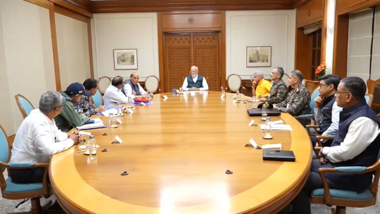 PM Modi: সংঘর্ষ বিরতি ঘোষণার পর নিজের বাসভবনে উচ্চ পর্যায়ের বৈঠকে মোদী