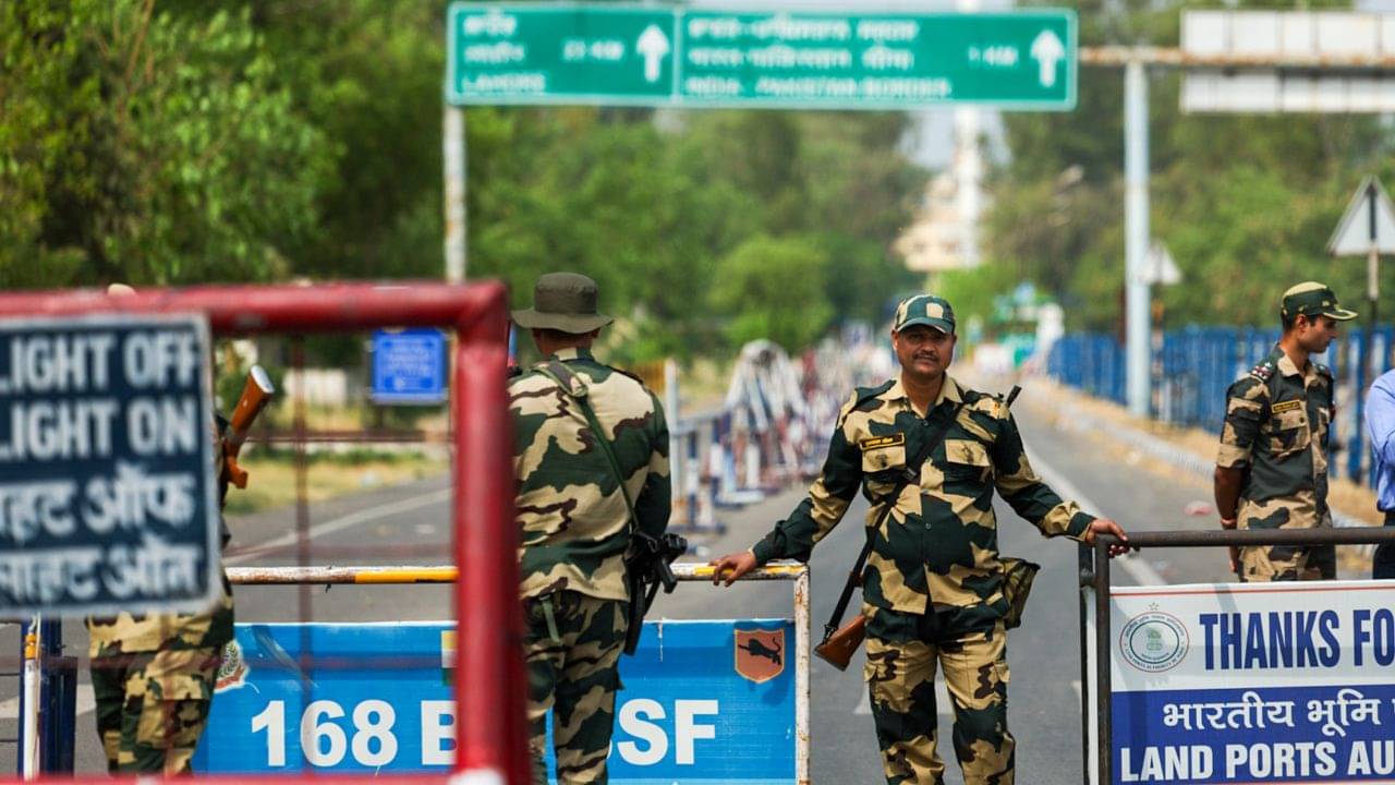 India-Pakistan: মুখের উপরে দরজা দিল ভারত! পাকিস্তানের সঙ্গে বাণিজ্য বন্ধে কোন জিনিসের বাড়বে?